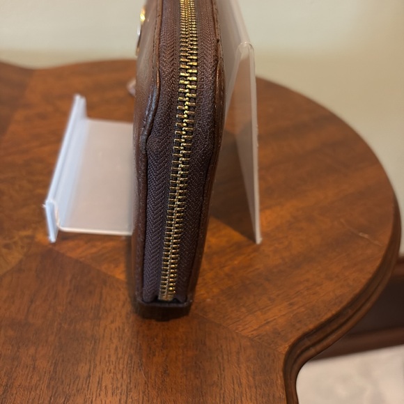 Tory Burch   Long wallet  zippy wallet leather  brown / gold tone good condition - Picture 8 of 16